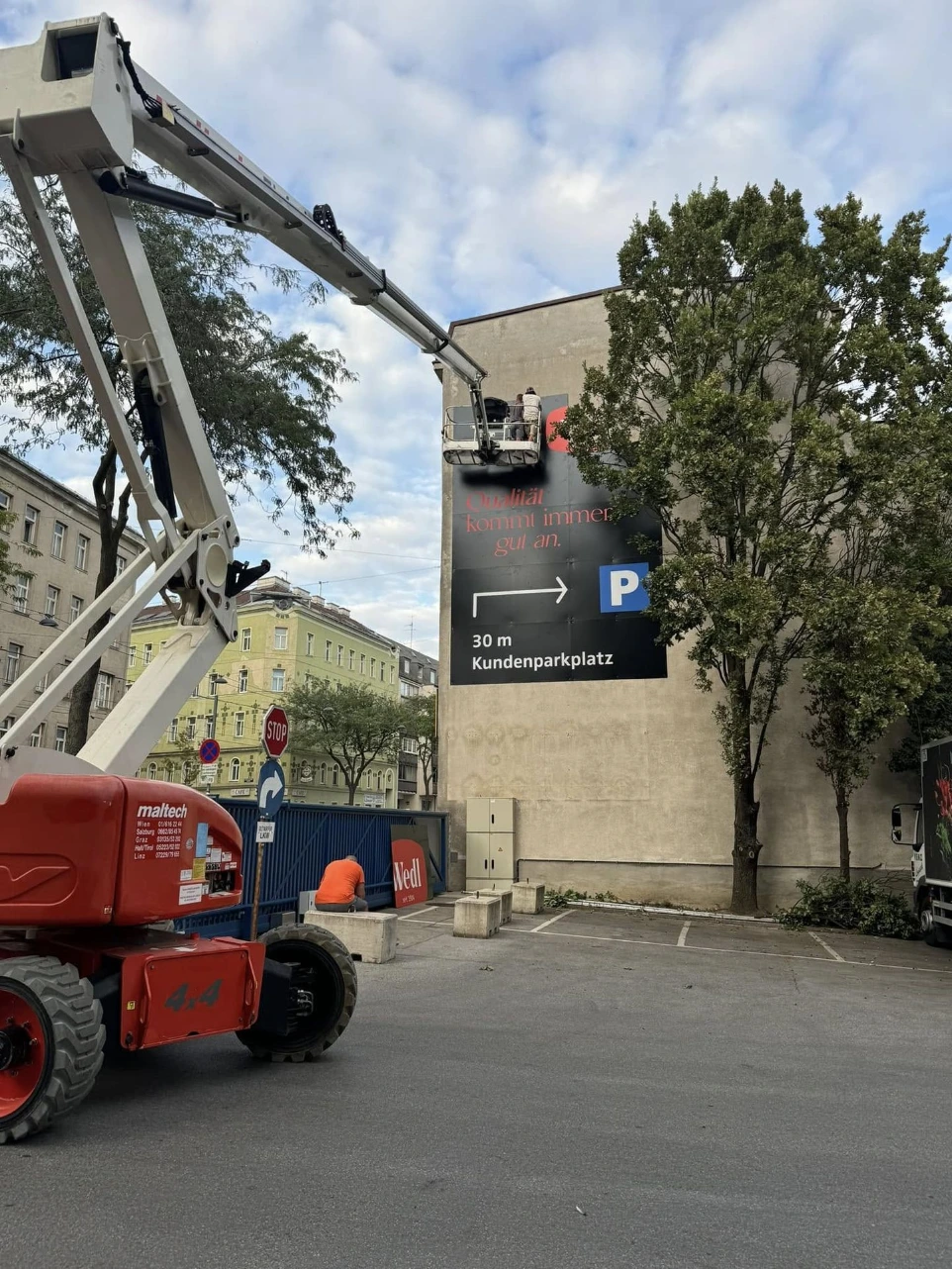Schilder Montage in der Höhe und Fassade